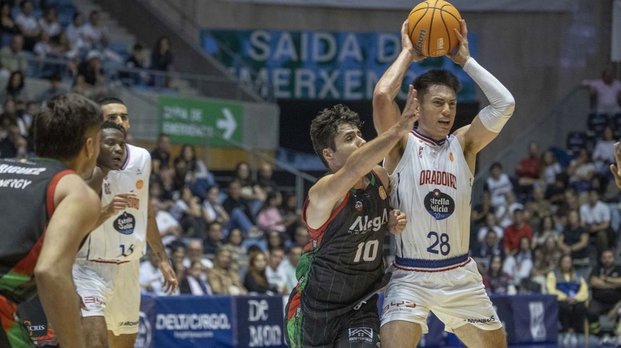Lolo Encinas quiere parar el juego del base francés Leo Westermann, una de las claves del encuentro
