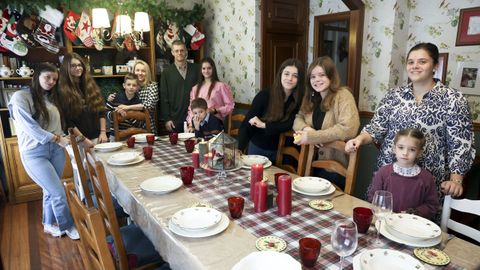 Mar Dorrio y Javier Cuadrado, con nueve de sus doce hijos, en el comedor de su casa