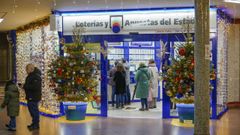 Algunos ourensanos esperaron al domingo por la tarde para comprar un d�cimo de la Loter�a de Navidad