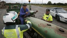 <span lang= es-es >Campa�a de prevenci�n</span>. La Guardia Civil ha iniciado en A Limia el reparto de folletos informativos para concienciar a los usuarios de tractores sobre aspectos relacionados con la seguridad. 