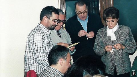 <span lang= gl >De esquerda a dereita: Francisco Lu�s R. Guerreiro, derradeiro presidente da A.C. Sementeira; Ram�n Pernas, primeiro presidente da agrupaci�n, Antonio Castro-Gil e Pencha Santasmarinas, fundadores en 1972. A fotograf�a foi tomada no 1997, con motivo do cuarto de s�culo do colectivo</span>