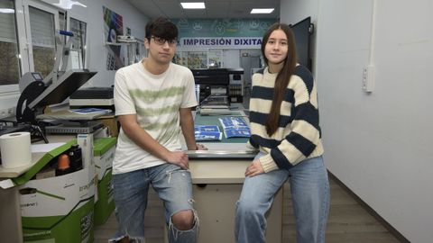 Los alumnos del CIFP Montecelo de Pontevedra Eric P�rez Cortizo y Ant�a Novegil Santiago, este jueves, en su centro educativo