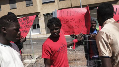 Un grupo de inmigrantes protesta en Santa Cruz de Tenerife por la falta de atención a sus niños.