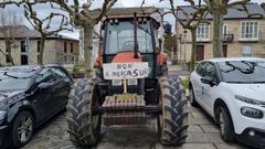 Tractor en Trives con un cartel contra el acuerdo con Mercosur