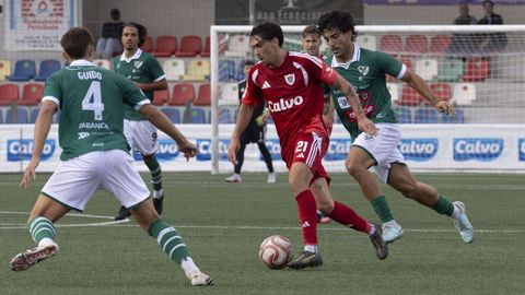 Ale S�nchez rodeado de varios defensores del Coruxo durante el derbi gallego celebrado en As Eiroas