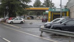 Coches del p�rking fantasma ocupando la zona de clientes de la gasolinera del aeropuerto