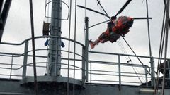 Ejercicio de la dotaci�n del Arnomendi con personal de Salvamento