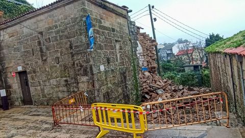 Imagen de archivo de la capilla de San Pedro de Muros en diciembre del 2022, cuando se derrumb� a causa de las fuertes lluvias.