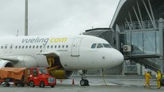 Un avi�n de Vueling aparcado en el aeropuerto de Lavacolla.