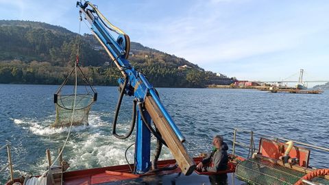 Imagen de un barco cogiendo moluscos en la ensenada de San Sim�n
