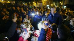 El alcalde de Badalona, Xavier Garc�a Albiol, conversa con los vecinos de barrio de Santo Cristo que protestan ante la entrada de la Parroquia Mare de D�u de Montserrat de Badalona que tiene que acoger a los migrantes procedentes del desalojo del Instituto B9 de Badalona