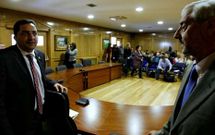 <span lang= es-es >�Tres meses in�tiles?</span> Si el gobierno local se acoge unilateralmente al nuevo decreto, las reuniones mantenidas desde abril con la plantilla (en la imagen, la primera) pueden haber sido in�tiles.