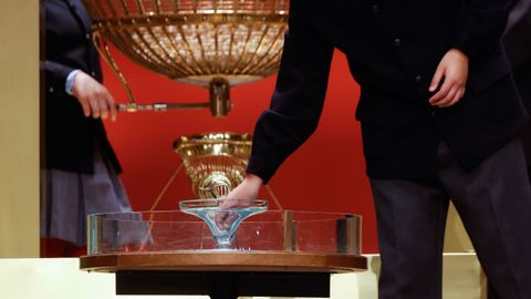  Un estudiante del colegio de San Ildefonso toma una bola de madera durante el sorteo de El Gordo 