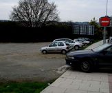 <span lang= es-es >Aparcamientos peculiares</span>. El de la izquierda, en Aviaci�n Espa�ola, el de la derecha, en Ronda das Mercedes; los dos en suelo cuya propiedad o bien no es municipal o el Concello elude responsabilidades.