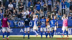 Los jugadores del Oviedo celebran con la afici�n la victoria ante el Lorca