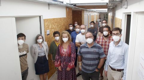 Un equipo ubicado en el edificio recuperado ante el Naval. El núcleo duro del departamento de Sistemas y Tecnologías de la Información del Área Sanitaria de Ferrol cuenta con trece informáticos (en la imagen), pero cuentan con muchísimos más apoyos. Las funciones como el centro de llamadas o la atención de averías se subcontratan.