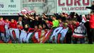 Jugadores del Sporting B posan con Ultras