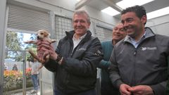 El presidente Alfonso Rueda juega con los cachorros de la CAAN