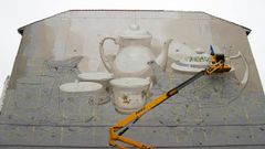 Parees 2020. El artista gaditano Manolo Mesa, trabajando en un mural de la calle Mart�nez Vigil de Oviedo dedicado a la loza de San Claudio