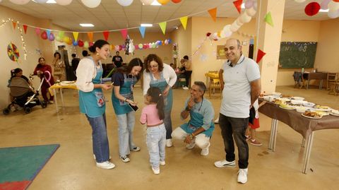 El concejal de Servizos Sociais de Quiroga, Xosé Manuel Fernández, con algunos de los trabajadores que atienden el centro
