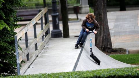 Un niño juega en un parque del centro de Oviedo