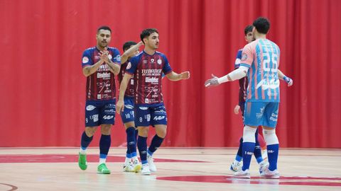 Los noieses festejan un gol en As Pontes.