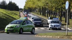 Coches de autoescuela haciendo pr�cticas en Santiago.