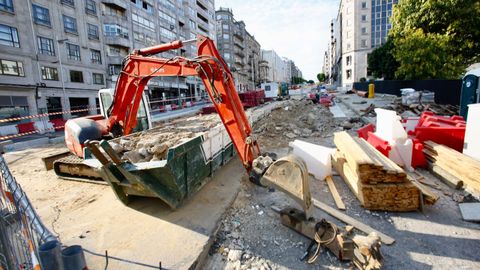 30 de marzo, d�a 16 de confinamiento. Fue este lunes, y despu�s de que durante el fin de semana se aprobase la paralizaci�n de los trabajos no indispensables hasta el 9 de abril, cuando comenz� el paro total de la actividad. En la imagen, los trabajos de pavimentaci�n y mejora de la Gran V�a de Vigo, detenidos. Una escena com�n a todas las localidades gallegas.