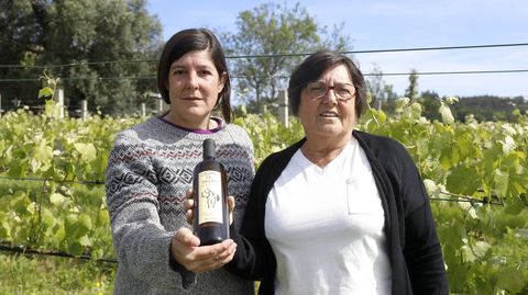 Adega y Josefina, en la finca familiar donde producen su premiado albario, Castro de Balar.