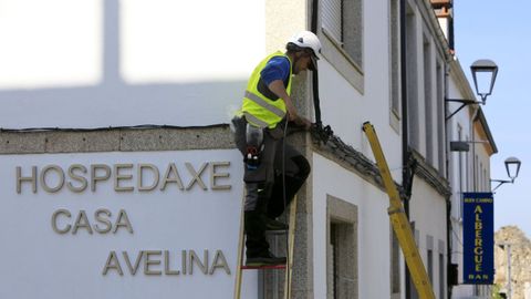 Instalacin de cableado de fibra ptica en un edificio de Palas de Rei.