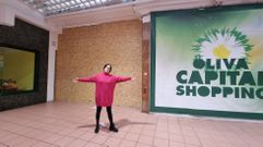 Julia Pazos, una de las comerciantes de La Oliva, ante la tapia que desde el martes impide que esta zona funcione como una pasarela hacia Guti�rrez Mellado. 