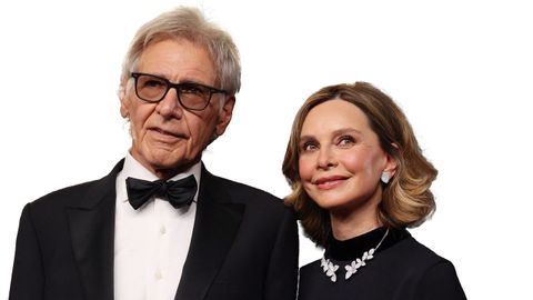 Harrison Ford y�Calista Flockhart se llevan 23 a�os. �l ha cumplido los 83 y ella los 60. Llevan juntos desde el 2002 y casados desde el 2010. Tienen un hijo adoptado.