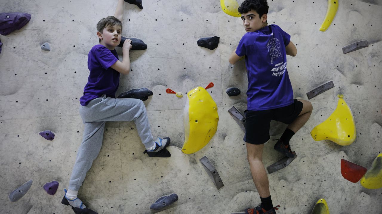 Guille y Dani practican escalada pese a todo: «Otros les cerraron las puertas por ser ciego y autista»