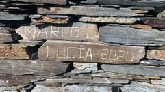 Firmas esculpidas este mes de agosto por unos visitantes en el castro de A Torre