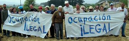 Un grupo de vecinos que se reunieron para detener las obras del gasoducto iniciadas entre la carretera nacional y la playa de Reinante.