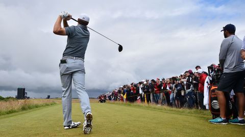 Jordan Spieth entrena para el Abierto Brit�nico.