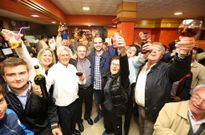 Los populares de Malpica celebraron por todo lo alto el resultado de los comicios. 