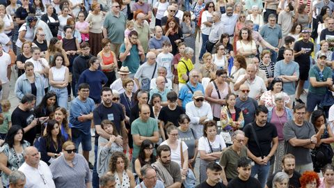 Cientos de personas se concentraron el jueves en Vilagarc�a para reclamar de Sanidade que la ambulancia medicalizada permanezca en verano en el Hospital do Saln�s