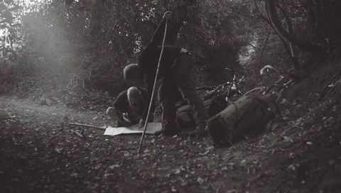 Robert Macfarlane e Stanley Donwood, retratados nunha corredoira de Dorset