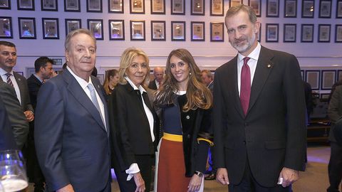 Santiago Rey, presidente y editor de La  Voz de Galicia, con su esposa, Salom Fernndez-San Julin, vicepresidenta de la Fundacin Santiago Rey Fernndez-Latorre; su hija, Salom de la Torre, y Felipe VI