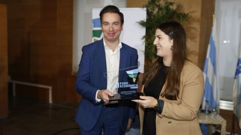 El director general de EV recibiendo el reconocimiento de manos de Miriam Bermdez, teniente de alcaldesa