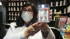En la imagen, Carmen �lvarez Almod�var, muestra el kit que se dispensa en las boticas para tomar las muestras en casa 