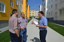La renovaci�n de servicios de A Fraga, en la foto una vista del alcalde a la zona, continuar� este a�o 