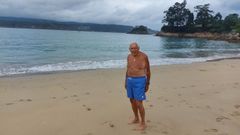 Pepe de Carlos, madrileo de 91 aos que veranea en Viveiro desde 1944, anima a marianos y visitantes a disfrutar todo lo posible del mar. Tenis un lujo!, destaca