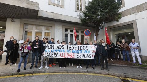 Protesta de los trabajadores de la limpieza del Hospital Abente y Lago (Chuac) en la primera jornada de huelga.