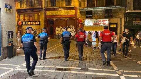 Agentes de la Polica Municipal y de la Polica Foral controlan los ambientes de ocio nocturno de Pamplona