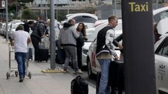 Varios pasajeros esperaban este lunes a un taxi en el aeropuerto de Alvedro, en Culleredo.
