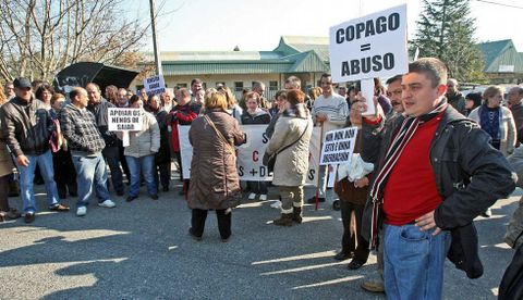 Concentracin de usuarios y familiares del Centro Ocupaciponal O Saiar en febrero del 2012. 