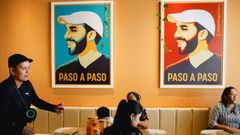 Varios posters con la imagen del presidente del Salvador, Nayik Bukele, en una cafetera de San Salvador.