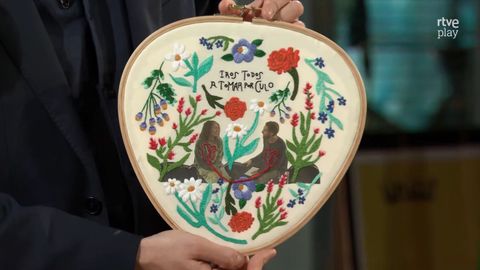 El bordado de L&uacute;a Mosquetera en homenaje a Robe Iniesta